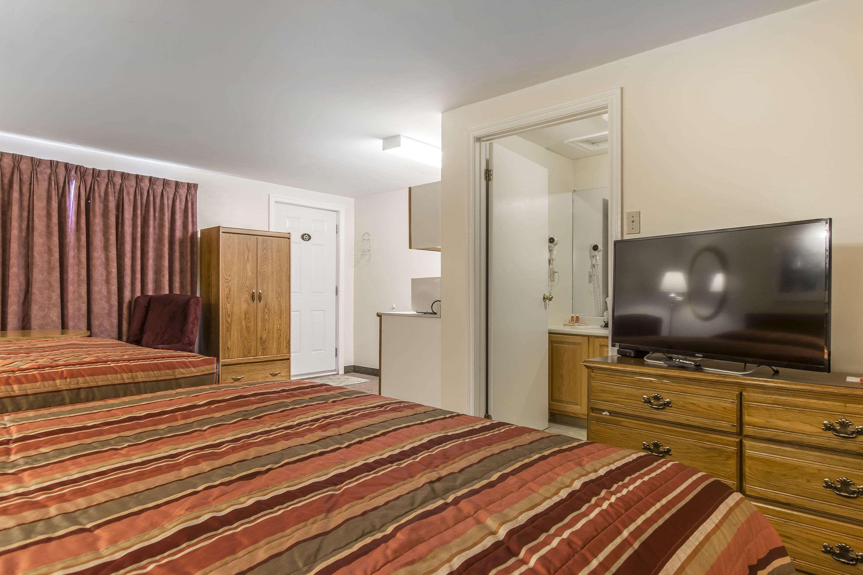 Econo Lodge Inn & Suites Saint John Exteriör bild