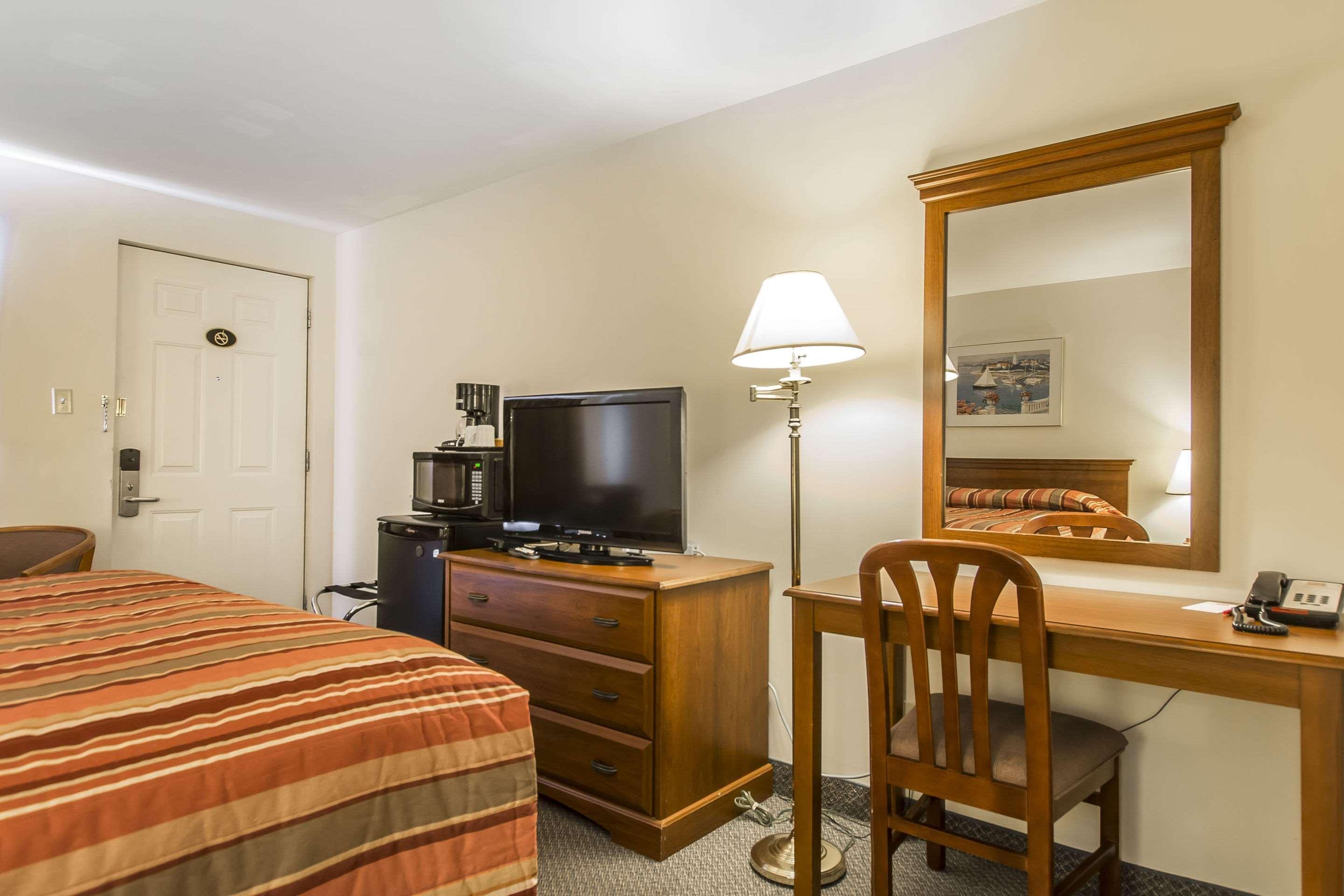 Econo Lodge Inn & Suites Saint John Exteriör bild