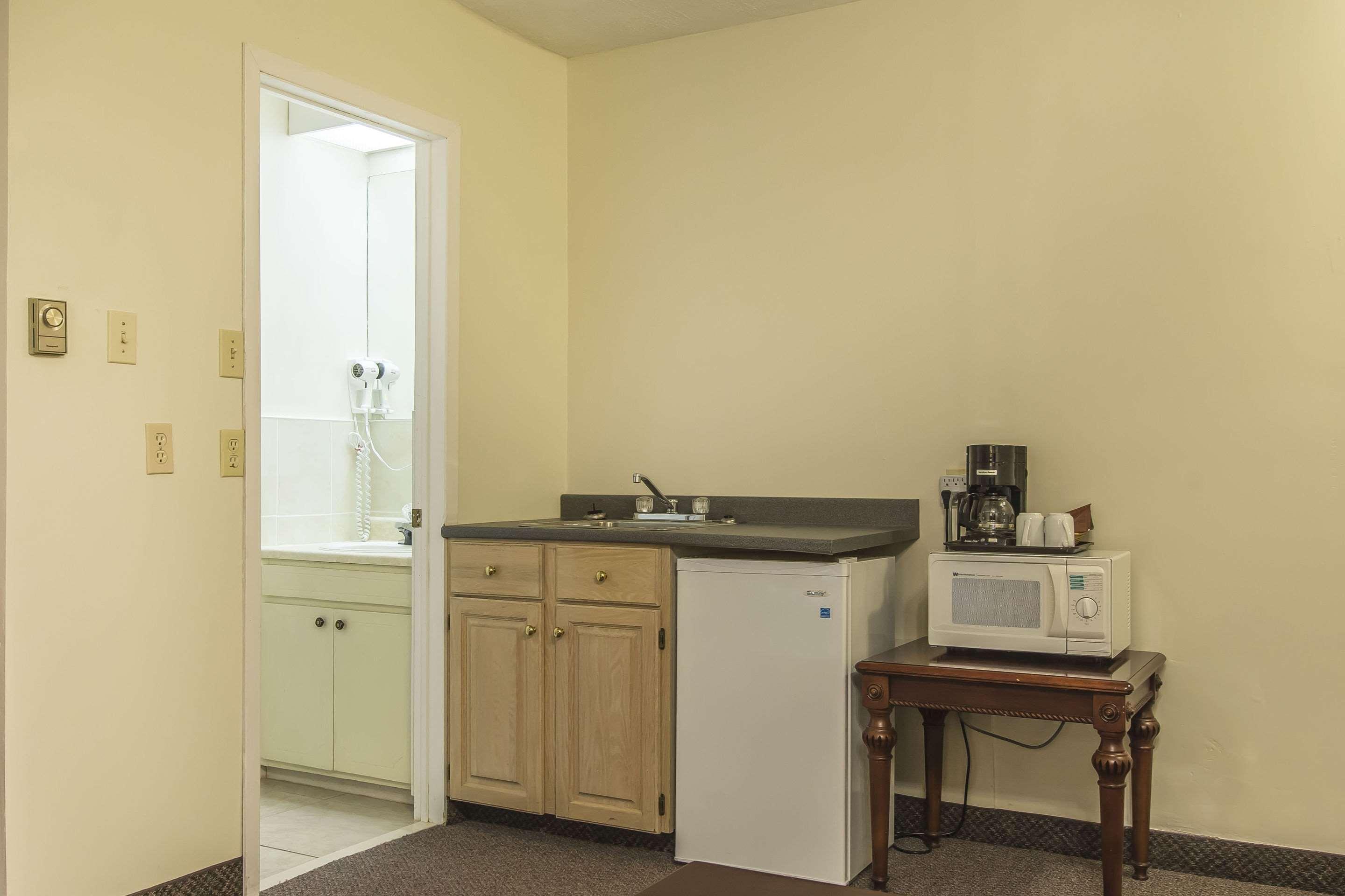 Econo Lodge Inn & Suites Saint John Exteriör bild