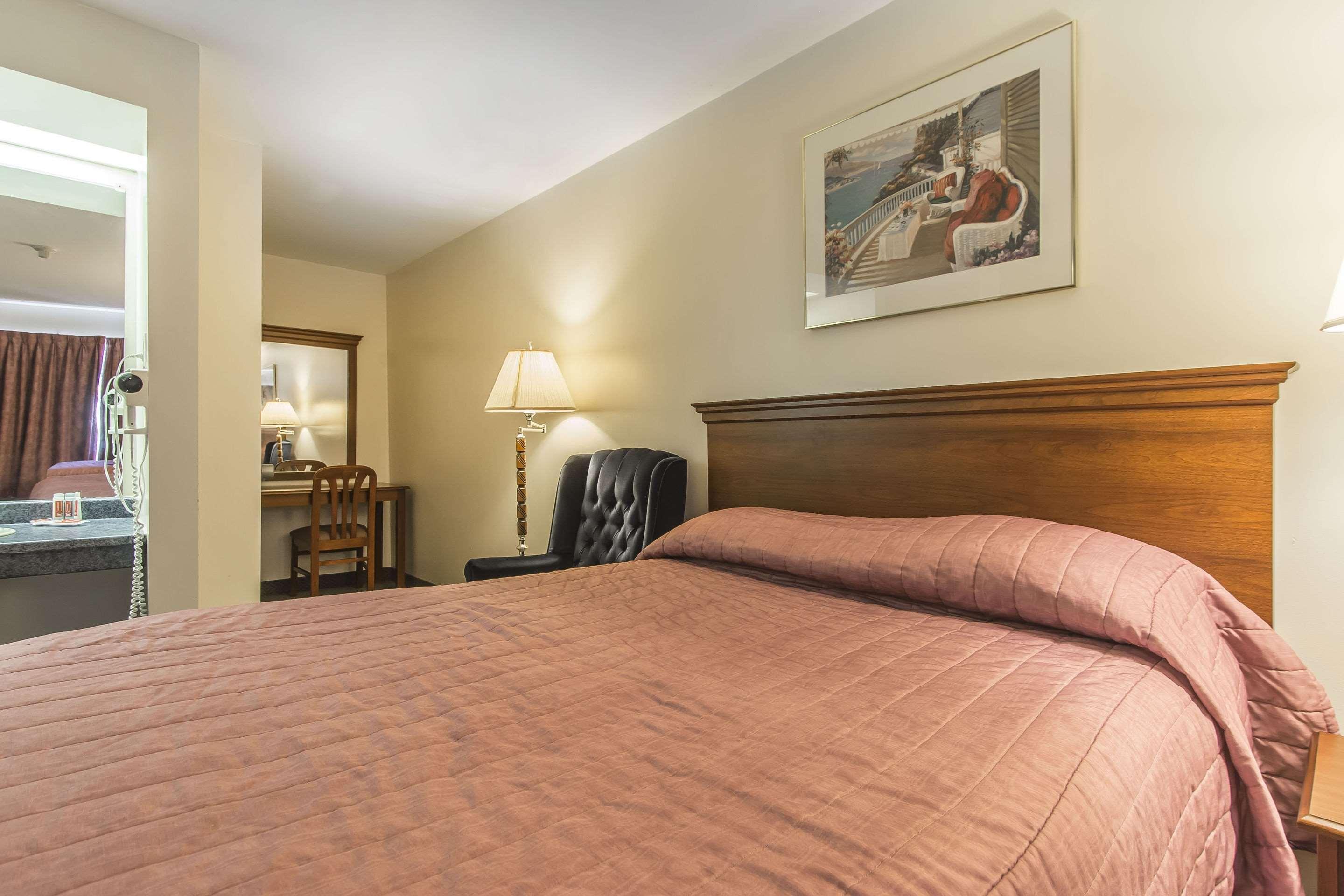 Econo Lodge Inn & Suites Saint John Exteriör bild