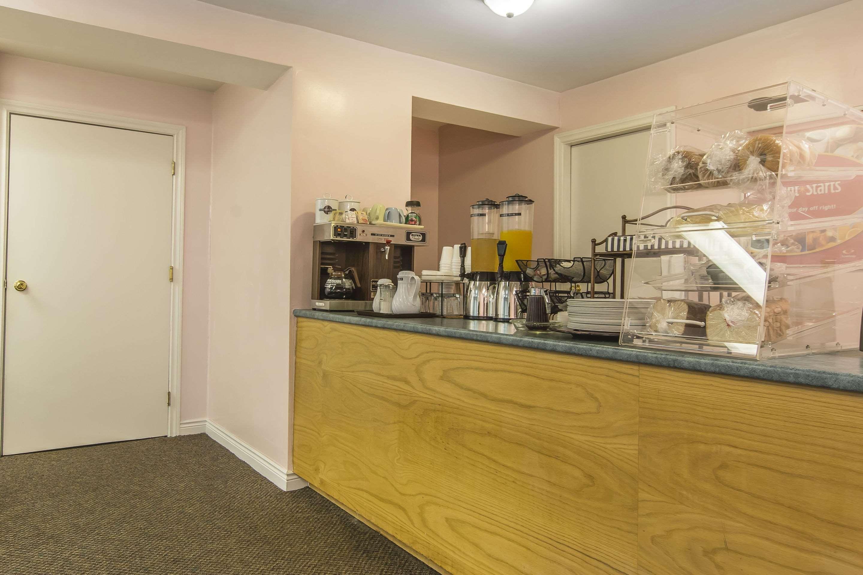 Econo Lodge Inn & Suites Saint John Exteriör bild