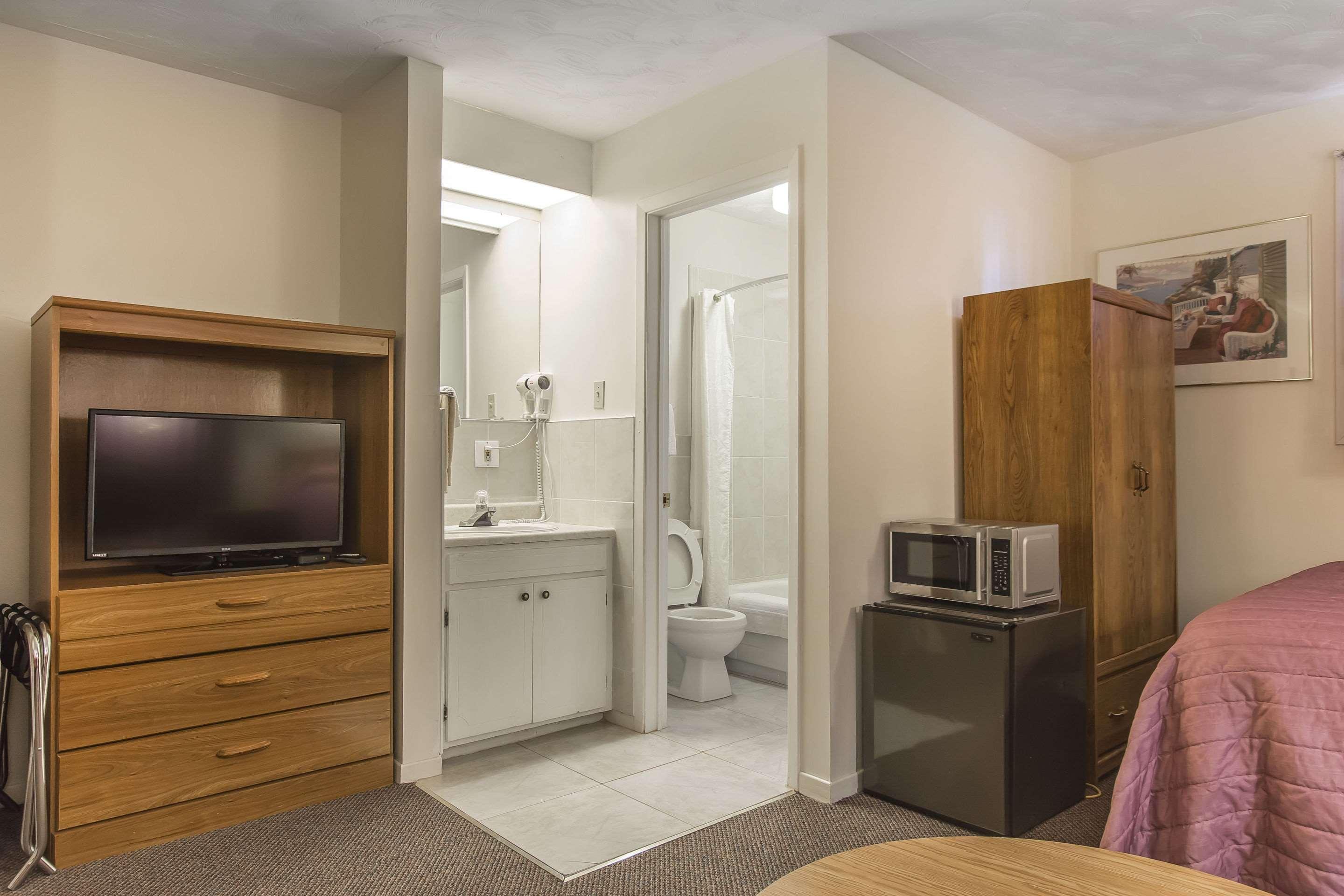 Econo Lodge Inn & Suites Saint John Exteriör bild