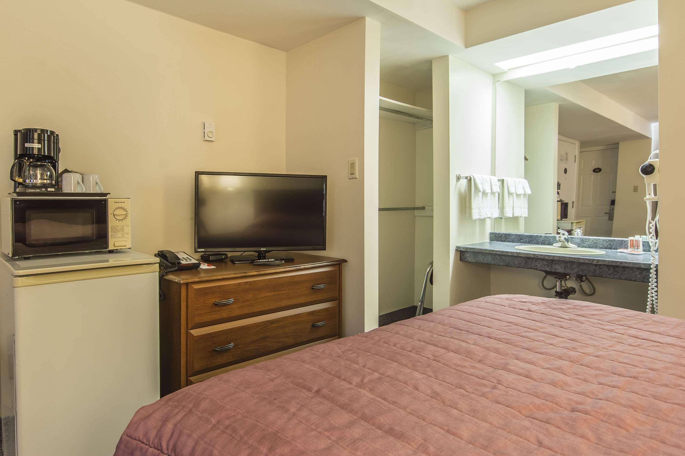 Econo Lodge Inn & Suites Saint John Exteriör bild