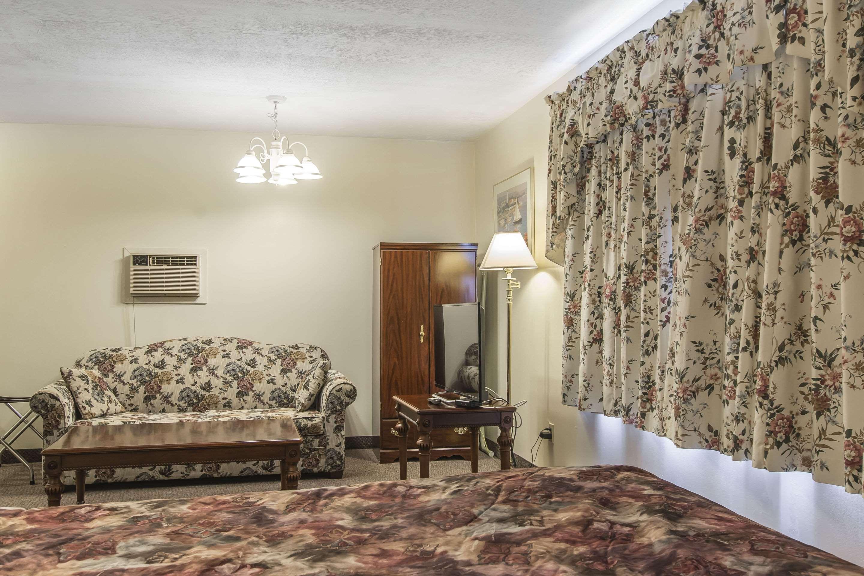 Econo Lodge Inn & Suites Saint John Exteriör bild