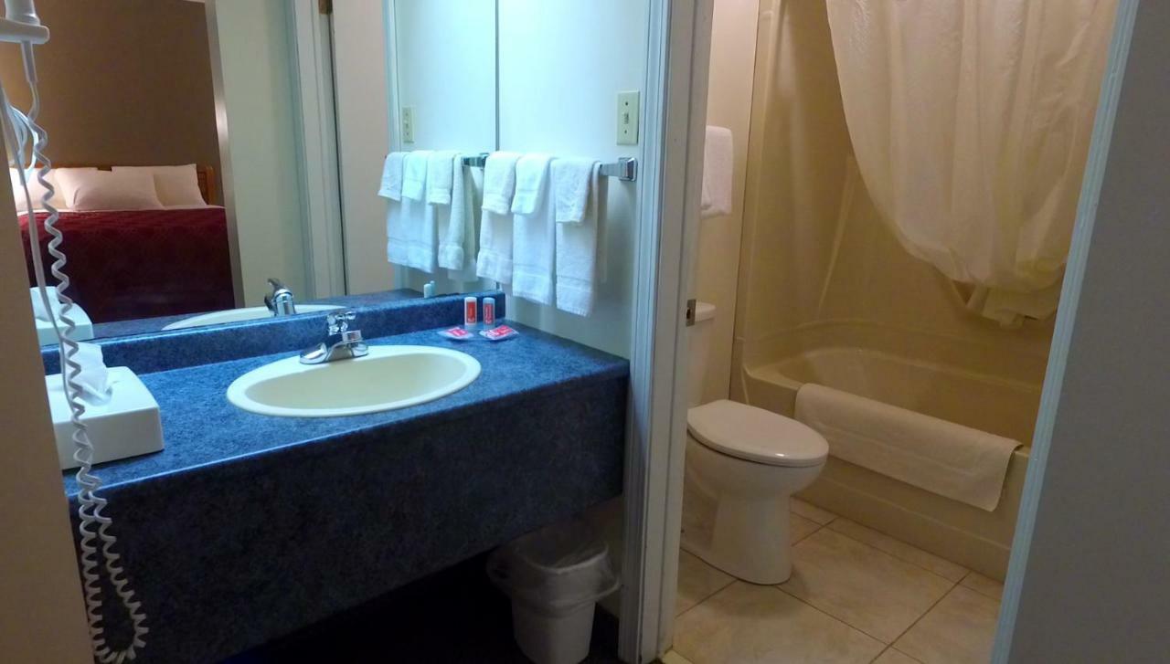 Econo Lodge Inn & Suites Saint John Exteriör bild